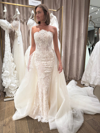 Geramy Gown-Sample Wedding Gowns-Pronovias Privee-Rituals of Love-Vancouver Canada