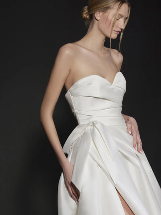 Downtown Gown-Sample Wedding Gowns-Vera Wang-10 US-Rituals of Love-Vancouver Canada