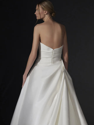 Downtown Gown-Sample Wedding Gowns-Vera Wang-10 US-Rituals of Love-Vancouver Canada